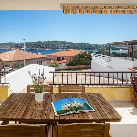 Apartment Fronte Mare 1 *